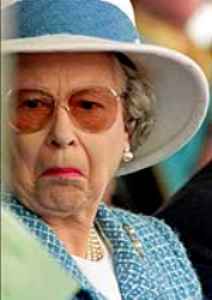 Isabel II observa a Camilla.jpg